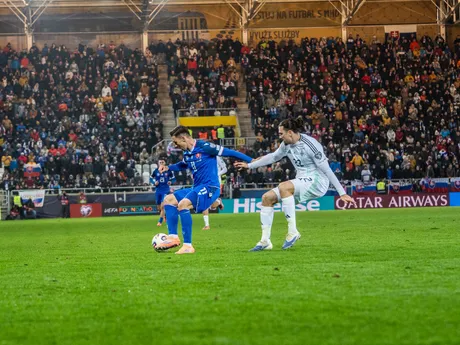 Na snímke hráč Slovenska Ľubomír Tupta (11) a hráč Severného Írska Ciaron Brown (22) počas kvalifikačného zápasu na Majstrovstvá sveta 2026 medzi Slovenskom a Severným Írskom v Košiciach.