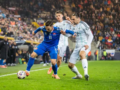 Na snímke hráč Slovenska Ľubomír Tupta (11) a hráč Severného Írska Ciaron Brown (22) počas kvalifikačného zápasu na Majstrovstvá sveta 2026 medzi Slovenskom a Severným Írskom v Košiciach.