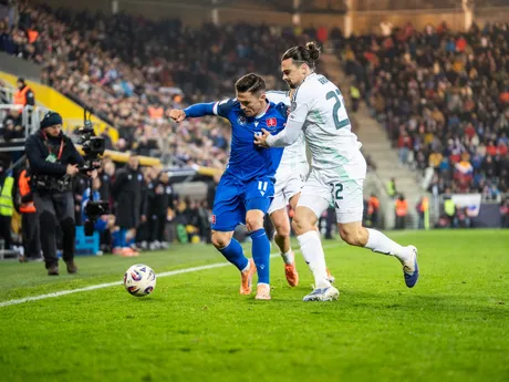 Na snímke hráč Slovenska Ľubomír Tupta (11) a hráč Severného Írska Ciaron Brown (22) počas kvalifikačného zápasu na Majstrovstvá sveta 2026 medzi Slovenskom a Severným Írskom v Košiciach.