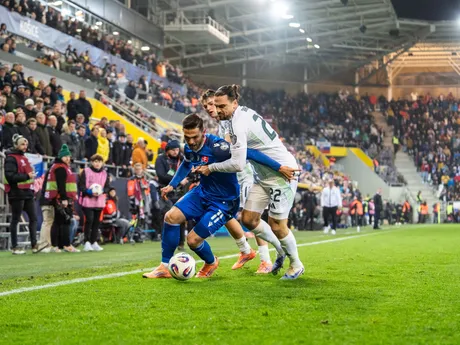 Na snímke hráč Slovenska Ľubomír Tupta (11) a hráč Severného Írska Ciaron Brown (22) počas kvalifikačného zápasu na Majstrovstvá sveta 2026 medzi Slovenskom a Severným Írskom v Košiciach.