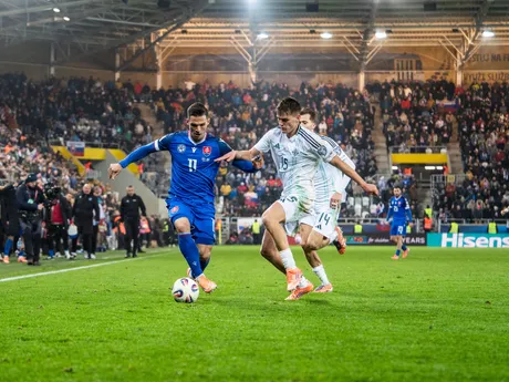 Na snímke hráč Slovenska Ľubomír Tupta (11) a hráč Severného Írska Justin Devenny (15)  počas kvalifikačného zápasu na Majstrovstvá sveta 2026 medzi Slovenskom a Severným Írskom v Košiciach.