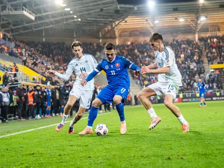 Na snímke zľava hráč Severného Írska Isaac Price (14), hráč Slovenska Ľubomír Tupta (11) a hráč Severného Írska Justin Devenny (15) počas kvalifikačného zápasu na Majstrovstvá sveta 2026 medzi Slovenskom a Severným Írskom v Košiciach.