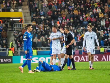 Na snímke rozhodca István Kovács ukazuje červenú kartu hráčovi Sev. Írska počas kvalifikačného zápasu na Majstrovstvá sveta 2026 medzi Slovenskom a Severným Írskom v Košiciach.