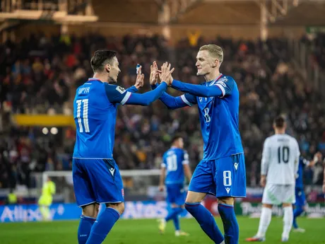 Na snímke hráč Slovenska Ľubomír Tupta (11) a hráč Slovenska Tomáš Bobček (8) počas kvalifikačného zápasu na Majstrovstvá sveta 2026 medzi Slovenskom a Severným Írskom v Košiciach.