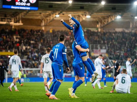 Na snímke hráči Slovenska oslavujúci víťazstvo počas kvalifikačného zápasu na Majstrovstvá sveta 2026 medzi Slovenskom a Severným Írskom v Košiciach.