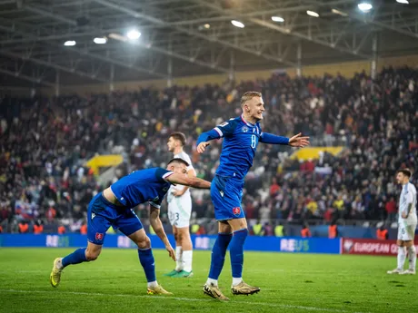 Na snímke hráči Slovenska oslavujúci víťazstvo počas kvalifikačného zápasu na Majstrovstvá sveta 2026 medzi Slovenskom a Severným Írskom v Košiciach.