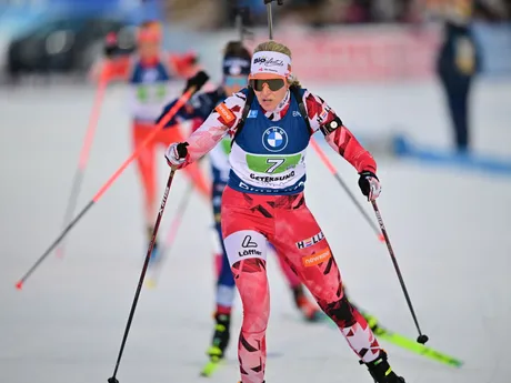 Lisa Hauserová počas štafety v Östersunde