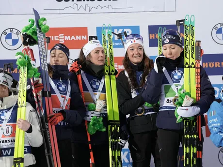 Francúzske biatlonistky v zložení Jeanne Richardová, Oceane Michelonová, Justine Braisazová-Bouchetová a Lou Jeanmonnotová sa tešia na pódiu zo zisku zlata po štafete žien