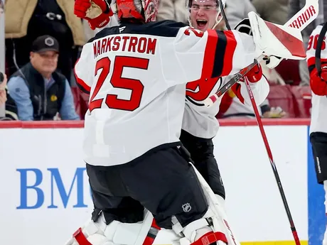 Šimon Nemec (vpravo) oslavuje víťazný gól s brankárom Jacobom Markströmom. 