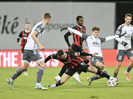 Zľava hráč Podbrezovej Jakub Luka, hráč Trnavy Timotej Kudlička a hráč Podbrezovej Filip Mielke