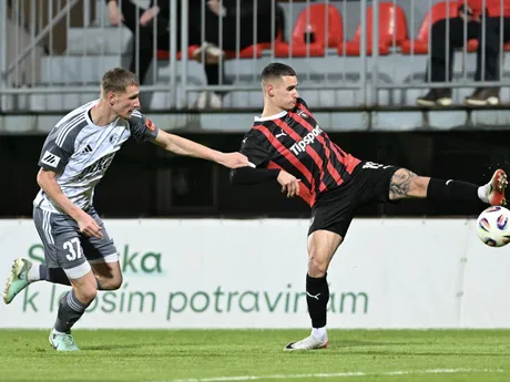 Vľavo hráč Podbrezovej Jakub Luka a hráč Trnavy Timotej Kudlička