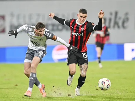 Vľavo hráč Podbrezovej Filip Mielke a hráč Trnavy Timotej Kudlička