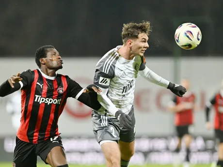 Vpravo hráč Podbrezovej Filip Mielke a hráč Trnavy Abdulrahman Taiwo