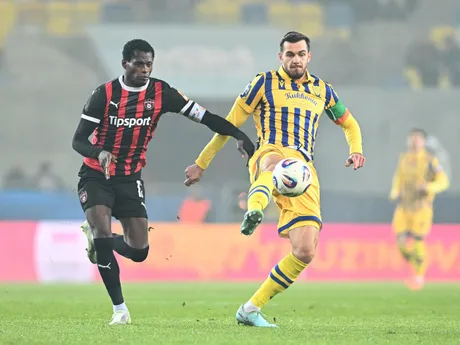 Vpravo hráč DAC Taras Kačaraba a hráč Trnavy Abdulrahman Taiwo