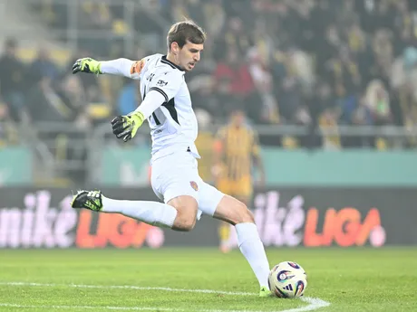 Brankár DAC Aleksandar Popovič počas zápasu