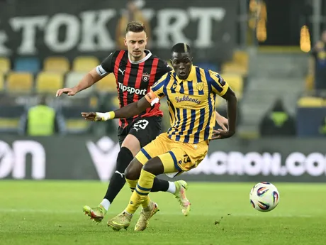 Vpravo hráč DAC Alioune Sylla a hráč Trnavy Filip Twardzik