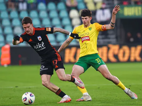 Sprava Tobiáš Pališčák (Žilina) a Adam Tučný (Ružomberok) bojujú o loptu