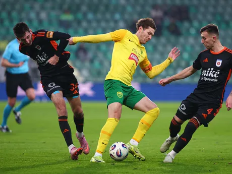 Zľava Lukáš Endl (Ružomberok), Marko Roginič (Žilina) a Oliver Luterán (Ružomberok) bojujú o loptu