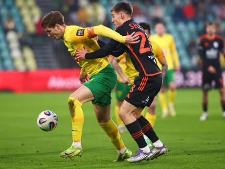 Zľava Marko Roginič (Žilina) a Alexander Selecký (Ružomberok) bojujú o loptu