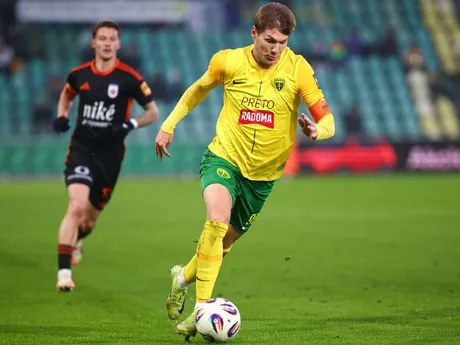 V popredí s loptou Marko Roginič (Žilina) 