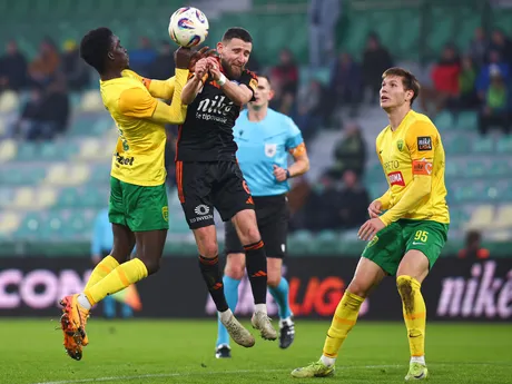 Zľava Xavier Adang (Žilina), Timotej Múdry (Ružomberok) a Marko Roginič (Žilina) bojujú o loptu