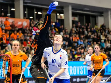 Vpredu zľava Ariana Scheppersová (Holandsko) a Eva Ragačová (Slovensko) 