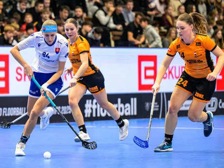 Vpredu zľava Alexandra Faktorová (Slovensko) a Rebecca Krautsová (Holandsko) 