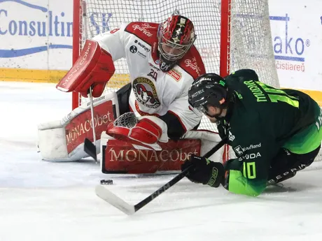 Zľava brankár Banskej Bystrice Eugen Rabčan a Miroslav Mucha (Žilina)