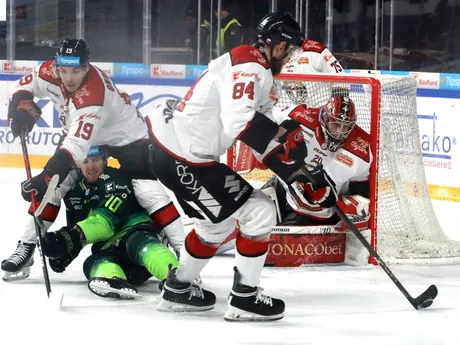 Zľava Richard Ondrušek, Vojtech Zelenák a brankár Eugen Rabčan (Banská Bystrica), vzadu dole Miroslav Mucha (Žilina) 