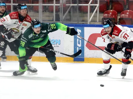 Sebastián Šmída (Žilina) a Stanislav Gron (Banská Bystrica) počas 26. kola hokejovej Tipsport ligy.