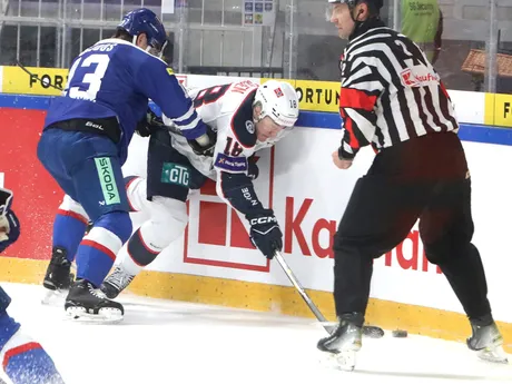 Na snímke zľava František Gajdoš (Slovensko) a Thomas Olsen (Nórsko) počas zápasu Vianočného Kaufland Cupu v hokeji Slovensko - Nórsko v Banskej Bystrici.