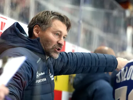 Na snímke hlavný tréner slovenskej hokejovej reprezentácie Vladimír Országh počas zápasu Vianočného Kaufland Cupu v hokeji Slovensko - Nórsko v Banskej Bystrici.