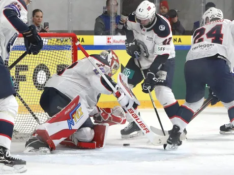 Na snímke zľava brankár Nórska Tobias Normann a Adrian Saxrud-Danielsen (Nórsko) počas zápasu Vianočného Kaufland Cupu v hokeji Slovensko - Nórsko v Banskej Bystrici.