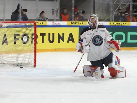Na snímke brankár Nórska Tobias Normann inkasuje gól počas zápasu Vianočného Kaufland Cupu v hokeji Slovensko - Nórsko v Banskej Bystrici.