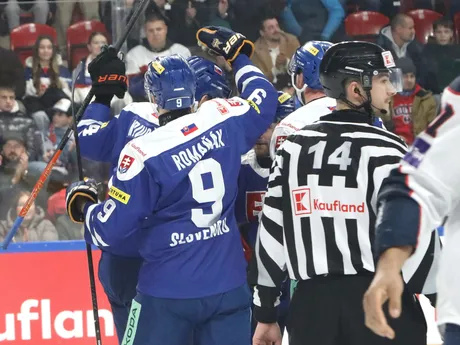 Na snímke zľava gólová radosť slovenskej reprezentácie počas zápasu Vianočného Kaufland Cupu v hokeji Slovensko - Nórsko v Banskej Bystrici.