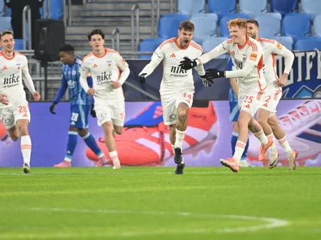 Kapitán Ružomberka Jan Hladík (uprostred) sa teší z úvodného gólu