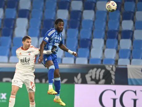 Sprava Sandro Cruz (Slovan) a Lukáš Fila (Ružomberok) bojujú o loptu