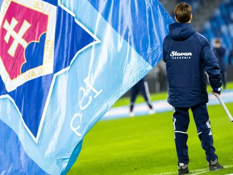 Hráč futbalovej akadémie ŠK Slovan Bratislava nesie vlajku