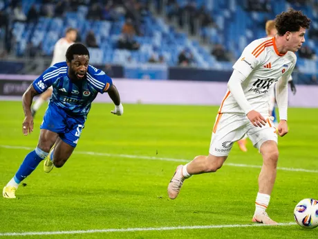 Zľava Sandro Cruz (Slovan) a Martin Bačík (Ružomberok)