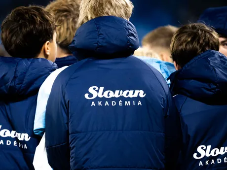 Hráči futbalovej akadémie ŠK Slovan Bratislava nesú vlajku