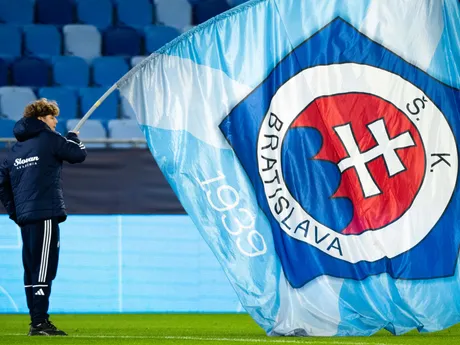 Hráč futbalovej akadémie ŠK Slovan Bratislava nesie vlajku