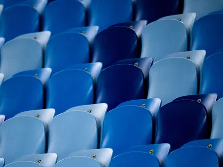 Prádzne sedačky na štadióne Slovana