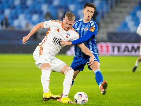 Zľava Daniel Köstl (Ružomberok) a Artur Gajdoš (Slovan) bojujú o loptu