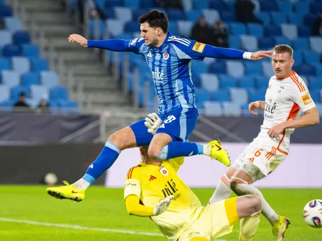 Zľava Marko Tolič (Slovan), brankár Dominik Ťapaj a  Daniel Köstl (obaja Ružomberok) a Alasana Yirajang a Danylo Ignatenko (obaja Slovan) bojujú o loptu