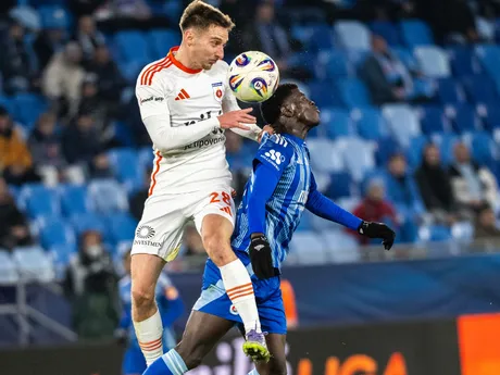 Zľava Alexander Selecký (Ružomberok) a Alasana Yirajang (Slovan) bojujú o loptu