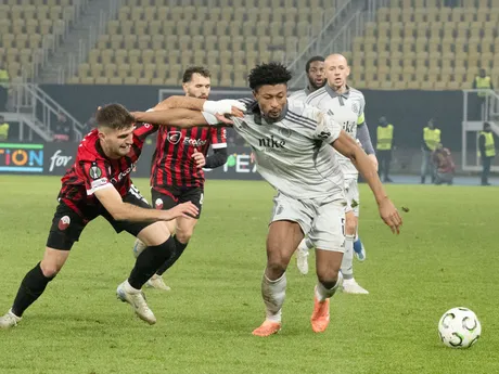 Na snímke vľavo Imran Fetai (Škendija) a vpravo Rahim Ibrahim (Slovan) počas stretnutia 5. kola ligovej fázy Konferenčnej ligy UEFA FK Škendija Tetovo - ŠK Slovan Bratislava.