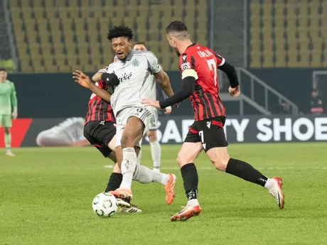 Na snímke uprostred Rahim Ibrahim (Slovan), vpravo Besart Ibraimi (Škendija) a vľavo Kamer Qaka (Škendija) počas stretnutia 5. kola ligovej fázy Konferenčnej ligy UEFA FK Škendija Tetovo - ŠK Slovan Bratislava.
