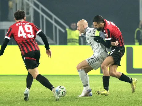 Na snímke sprava Aleksander Trumci (Škendija), Vladimír Weiss ml. (Slovan) a Sebastjan Spahiu (Škendija) počas stretnutia 5. kola ligovej fázy Konferenčnej ligy UEFA FK Škendija Tetovo - ŠK Slovan Bratislava.