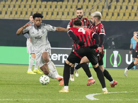 Na snímke vľavo Rahim Ibrahim (Slovan) a vpravo Reshat Ramadani (Škendija) počas stretnutia 5. kola ligovej fázy Konferenčnej ligy UEFA FK Škendija Tetovo - ŠK Slovan Bratislava.