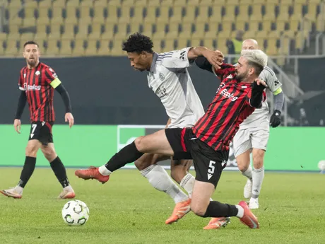Na snímke vľavo Rahim Ibrahim (Slovan) a vpravo Reshat Ramadani (Škendija) počas stretnutia 5. kola ligovej fázy Konferenčnej ligy UEFA FK Škendija Tetovo - ŠK Slovan Bratislava.